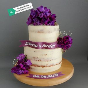 Mor çiçeklerle süslenmiş, naked cake tarzında iki katlı nişan pastası