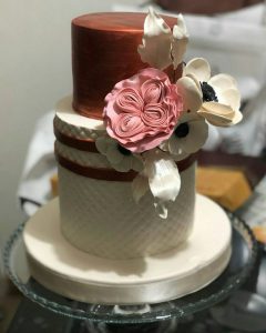 Çiçek figürleri ile süslenmiş nişan, düğün pastası